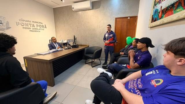 Atletas do atletismo sub-20 visitam Câmara de Ponta Porã após destaque no Campeonato Brasileiro